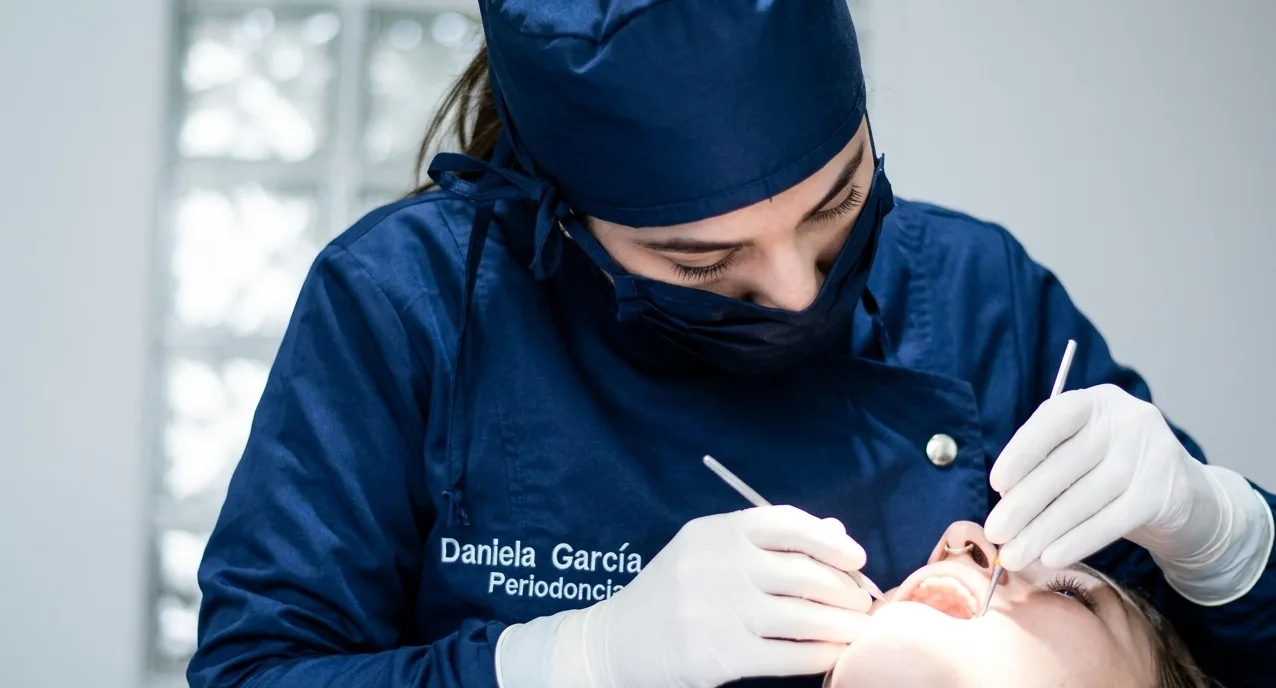 Dra. Daniela García Bedoya operando un implante dental en su consultorio del Poblado